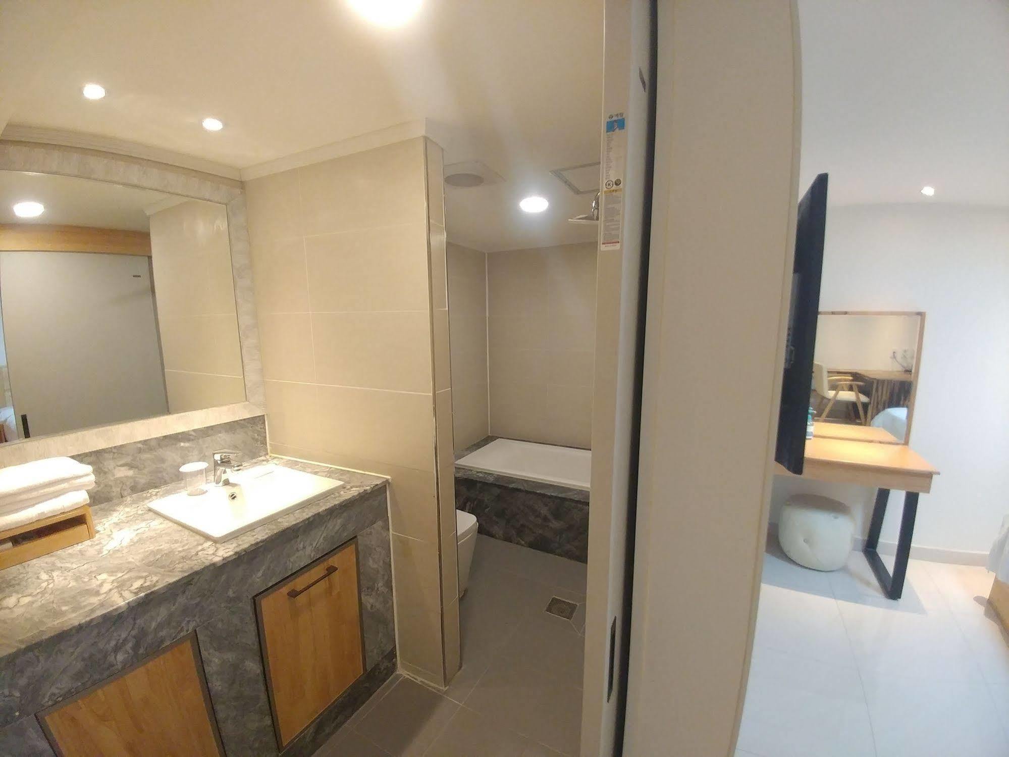 I.Y Hotel Suwon Exterior photo